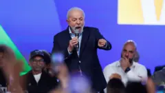 O presidente Luiz Inácio Lula da Silva discursa durante o lançamento do Plano de Urbanização das Favelas em Osasco, em 25 de julho de 2025