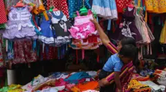 මෙවර අයවැය යෝජනාවලින් ප්‍රධාන වියදම් සඳහා මුදල් බෙදී ගොස් ඇත්තේ කෙසේද? මේ ඒ පිළිබඳ සංසන්දනාත්මක සොයාබැලීමකි.