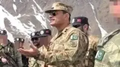 فرمانده ارتش پاکستان با چند نظامی صحبت می‌کند