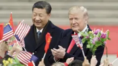 Tiraamp erga filatamanii kaasee karaa gargaartota isaatiin dursaa Chaayinaa Shiin waliin haasa'aa akka turan dubbatu