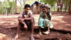 तेलंगाना के भद्राद्री कोठागुडेम ज़िले में घने जंगल के बीच एक परिवार पिछले 25 वर्षों से अकेला रह रहा है