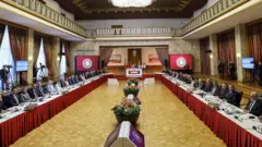 Meclis'te kurulan komisyon üyeleri masalarında oturuyor