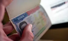 ویزهٔ امریکا روی جلد پاسپورت یک متقاضی