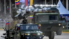 Caminhão do exército venezuelano, transportando lançadores de mísseis russos, participa de um desfile militar em comemoração ao Dia da Independência do país, em Caracas, no dia 5 de julho de 2025