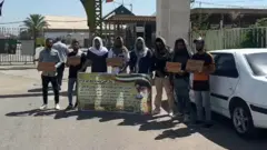 ادامه تحصن جوانان خواهان اشتغال در شوش؛ ۳۴ روز است در هوای گرم و شرجی ایستادیم