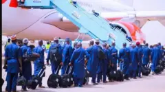 Aworan awọn arinrinajo Hajj to fẹẹ wọ baaluu.