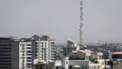 Общий вид телекоммуникационной антенны на фоне общенационального сбоя связи в Кабуле 30 сентября 2025 года.