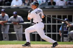 Vizquel rebate a bola durante sua passagem pelo Chicago White Sox