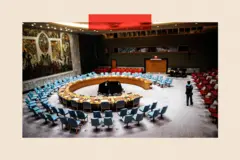 Un agente de seguridad de la ONU monta guardia en la sala del Consejo de Seguridad antes de la votación del Consejo de Seguridad de la ONU sobre un proyecto de resolución que exige un alto al fuego en Gaza, en septiembre de 2025.