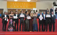Elenco de Aquarius com cartazes sobre impeachment de Dilma no festival de Cannes em 2016