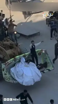 زفة زوجين بجرافة في غزة