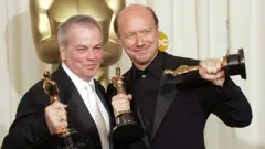 Os roteiristas de 'Crash: No Limite' Bobby Moresco e Paul Haggis (que também foi diretor do filme), com as estatuetas do Oscar de melhor roteiro original de 2006