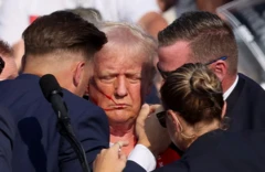 Ông Trump được nhân viên cơ quan Mật vụ Mỹ hỗ trợ sau khi bị bắn trong sự kiện vận động tranh cử ở thành phố Butler (bang Pennsylvania) 