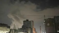 अमेरिकेने येमेनची राजधानी सनामधील हुथी बंडखोरांच्या ठिकाणांवर हल्ले केले आहेत.