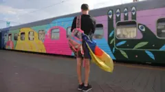 Молодой человек на перроне 