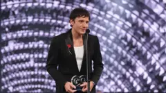 Edis gözaltı kararının ardından yurtdışındaki tatilini yarıda bırakıp Türkiye'ye döneceğini duyurmuştu