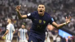 Nyuma y'ibikombe by'isi bibiri gusa akinnye, Mbappé ubu anganya ibitego na Pelé