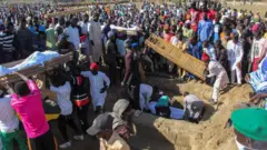 Aworan ọpọ eeyan nibi ti wọn ti n sinku