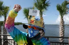 Um manifestante perto da casa do presidente Donald Trump em Mar-a-Lago, em West Palm Beach, Flórida