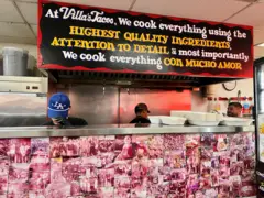 Imagem de pessoas trabalhando no Villa's Tacos