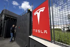 Placa da Tesla na entrada de terreno