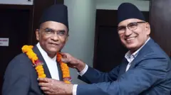 गभर्नर विश्व पौडेललाई माला लगाइदिँदै अर्थमन्त्री विष्णु पौडेल