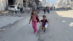 کودکانی که از شمال غزه فرار می‌کنند