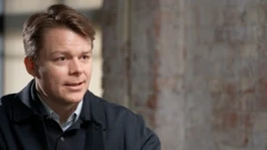 چهره لوئیس موسلی، رئیس پالانتیر در بریتانیا و اروپا در حال مصاحبه