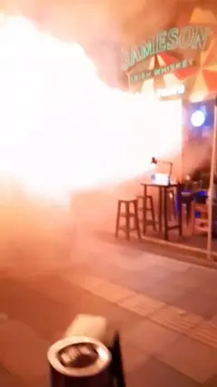 Chamas saindo do bar