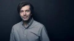 Thomas Reinertsen Berg, con camisa azul, mira a la cámara.