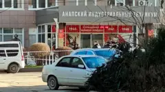 полицейские у здания Анапского индустриального техникума 