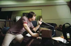 El cantante y cerebro de la banda de rock and roll "The Beach Boys", Brian Wilson, dirige desde la sala de control mientras graba el álbum "Pet Sounds" en 1966 en Los Ángeles, California.