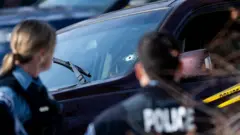 Un impacto de bala en el parabrisas de un vehículo involucrado en un tiroteo perpetrado por un agente del ICE durante un operativo policial federal el 7 de enero de 2026 en Mineápolis.