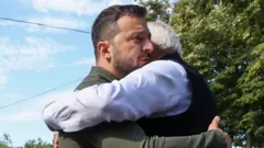 యుక్రెయిన్ అధ్యక్షుడు జెలియన్‌స్కీని హత్తుకున్న నరేంద్ర మోదీ