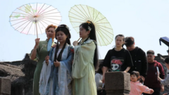 Khách du lịch thường mặc Hán phục để chụp hình lưu niệm tại Ô Trấn