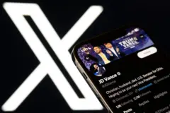 Um celular mostrando a conta de JD Vance no X