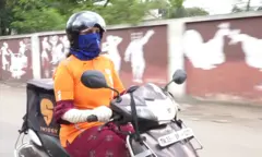உணவு டெலிவரி செய்யும் பெண்