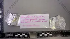 Bilhete que teria sido encontrado com suposto bolo envenenado