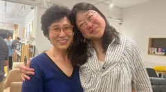 Han con una de las mujeres surcoreanas adoptadas.