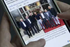 หนึ่งใน "ภาพหลุด" ที่ปรากฏว่านายกฯ อนุทินร่วมเฟรมกับ เบน สมิธ ทำให้ฝ่ายค้านตั้งคำถามต่อความเอาจริงเอาจังของรัฐบาลในการปราบปรามสแกมเมอร์