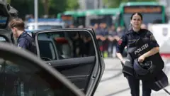 Женщина-полицейский на месте стрельбы в школе 