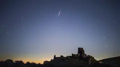 شهابی دل شب را می شکافد