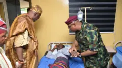 Soun Ilẹ Ogbomoso wọ agbada ati fila nibi to ti n ṣabẹwo sawọn akẹkọọ atawọn olukọ to gbominira lọwọ ajinigbe