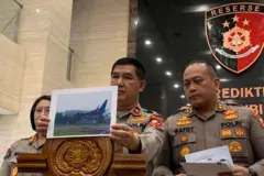 Kepala Biro Penerangan Masyarakat Divisi Humas Polri, Brigjen Ahmad Ramadhan memperlihatkan foto pesawat Polri jenis Boeing 737-800 NG dalam jumpa pers di Mabes Polri, Jakarta, Jumat (14/07).
