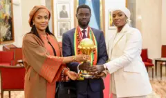 Perezida Bassirou Diomaye Faye hagati y'abagore be Absa (ibumoso) na Marie Khone iburyo bateruye igikombe cya Afurika