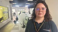 Nora Díaz delante de los puestos de trabajo del centro de llamadas