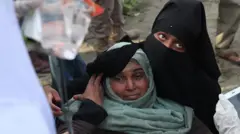 Dua pengungsi suku Rohingya yang menderita sakit mendapat perawatan saat terdampar di pesisir pantai Kuala Gigieng, Aceh Besar, Aceh, Minggu (8/1/2023). 