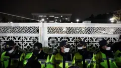 韩国戒严：总统尹锡悦为何突然宣布戒严又在几小时后解除？当晚发生了什麽？