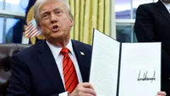 鉄鋼・アルミへの関税を課す命令書に署名したトランプ米大統領（10日、ホワイトハウス）