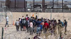 Migrantes na fronteira EUA-México